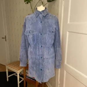 Vintage blå mockaskjorta - Jättefin blå mocka skjorta. Behöver lite kärlek men otroligt fin att ha som "overcoat"