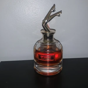 Jean Paul parfym scandal  - En lite använd parfym från Jean Paul. Parfymen heter scandal och dofterna ser ni på sista bilden. Säljer pga den inte var min doft riktigt. Mer än halva kvar som man kan se. Köparen står för frakt😊pris kan diskuteras. Nypris 800kr