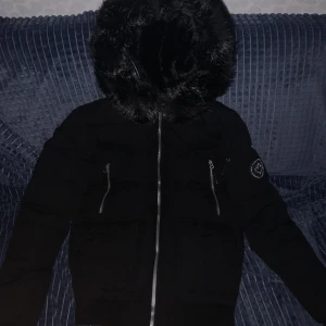 Finns svart jacka för bra pris  - Har haft den på mig en gång  Jag vill sälja den för att den är för stor för mig