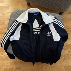 Adidas Jacka - Publicerar på nytt! Skriv för fler bilder! Knappt använd:)