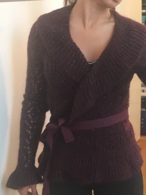 Stickad tröja, Esprit - Stickad tröja, Esprit. Fin och mysig och mjuk. Storlek M men passar mig som är xs/s väldigt bra. Sparsamt använd så den är i bra skick. 