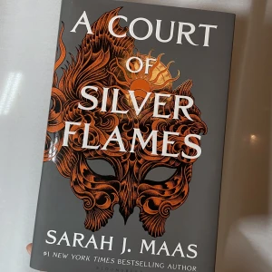 A court of silver flames  - A court of silver flames av Sarah J Maas. Mycket fint skick. Språk- engelska. 