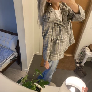 Jacka - Världens finaste rutiga jacka/ kavaj, en av mina favoriter men har några liknande så den kommer tyvärr inte till så mycket användning☺️🫶🏽