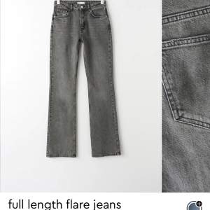 Jättefina gråa jeans från Ginatricot ”full lenght flare jeans” nästintill nya💗 Säljer för i behov av pengar)
