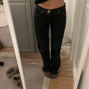Mörkblåa jeans lowwaist  - Raka, lowwaist jeans. Perfekta mörkblåa färgen. Sitter som en smäck