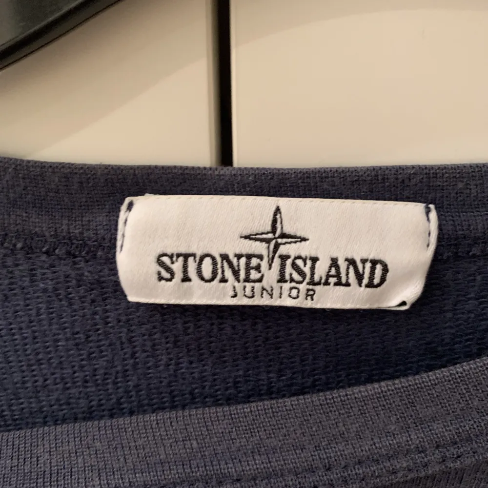 Cool sweatshirt från stone island junior. Passar som en xs och s. Hoodies.