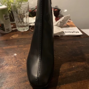 HOPE Mac Bootin in black. Oanvända  - Snygga läder skor helt oanvända från HOPE.  Strl 39  Pris i butik 2900kr