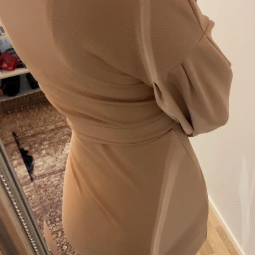 En jätte fin och stretchig klänning. Köpte den på Boohoo för min bal i 9an men hittade senare en annan klänning så denna användes aldrig! Den är ljus rosa/beige men färgen ser lite mörkare ut pga ljuset. Storleken är 38 men passar som S också.. Mekot.