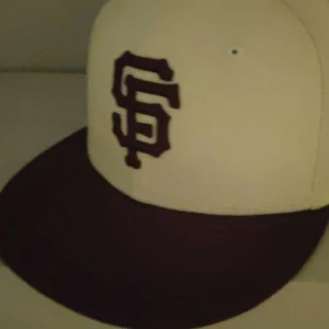 New era keps fitted - Säljer nu min keps efter som den inte kommer till användning  Den är knappt använd så den är som ny Storlek 7