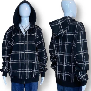Zip Up - Svart hoodie med grå-vit rutigt print. I okej skick.  Från OFC, storlek XL. Mått: Axel till axel 53cm, Armhåla till armhåla 65cm, Ärmlängd 70cm & Längd 73cm