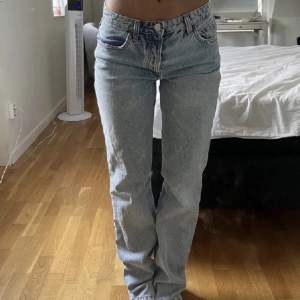 Trendiga lågmidjade jeans från zara i storlek 36, bra skick💓💓(LÅNADE BILDER)