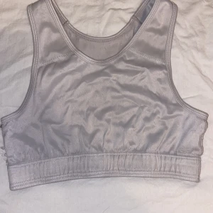 New body - En vit sporttopp som är väl andvänd och kommer från New body och är i storlek M/80.Man får stå för frakten själv och pris för frakten kan vi diskutera🥰