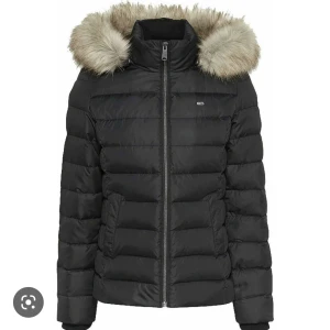 Tommy hilfiger - Säljer min Tommy hilfiger vinterjacka pga ej användning. Jättebra skick. Den är i strl M men passar XS/S 