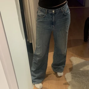 Baggy Jeans - Säljer mina väl använda baggy jeans då de inte längre passar! Passformen är superskönt och de sitter bra på även mig som är 180 cm! Skriv för mer info💘 Köparen står för frakt