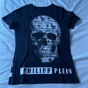 Svart Philipp Plein T-shirt  - Inköpt för 3000kr, sparsamt använd. Storlek M