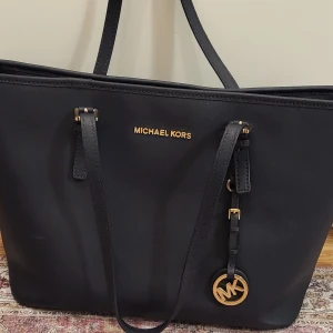 Michael Kors Tote bag - Tote bag från Michael Kors i färgen marin blå.  I god skick