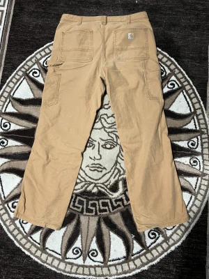 Carhartt byxor carpenter  - Carhartt byxor Storlek är oklar men skulle säga 31-32 