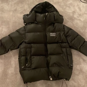 Arigato vinter jacka storlek (S) för herr - De är storlek S på herr köpt detta år oanvänd för stor (kan frakta också men du står för frakten)