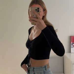 Söt topp - Söt topp med snörning där fram som aldrig kommer till användning. Köpt på zara för 179kr. Köparen står för frakt💕