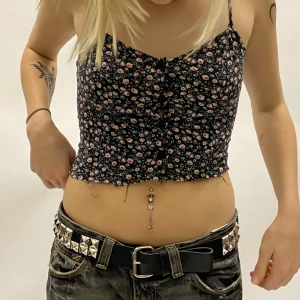 Blomtopp - Jättesöt blomtopp med knappar i mitten. Sjukt söt fin passform med justerbara band<3