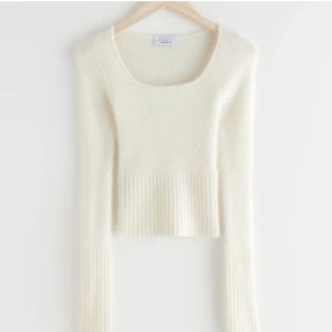 Other stories tröja - Stickad tröja i alpacka från other stories. Känns helt ny. Storlek xs men ör mer en xxs tycker jag. Väldigt långa ärmar😍