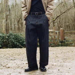 Vida mörkblå jeans - Mörkblå jeans från Olive clothing. Byxorna är korta och vida i passformen. Står att de är stl S men sitter som W30 (är dock ganska små i passformen). Utmärkt kvalité och bra skick bortsett från en reva i ena fickan. DM:a för info (originalpris 90£)