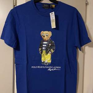 Säljer en aldrig använd T-shirt från Ralph Lauren. Stl. S men något liten i storleken. Blå