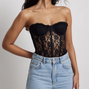 Korsettop - Säljer denna super fina korsettopen från NA-KD, aldrig använd med lappar kvar!! Nypris 449 kr. Säljer då den var för stor för mig och retur tiden hade gårt ut så kunde ej lämna tillbaka, jättesynd då den är såå fin!! 💞Pris kan diskuteras!!