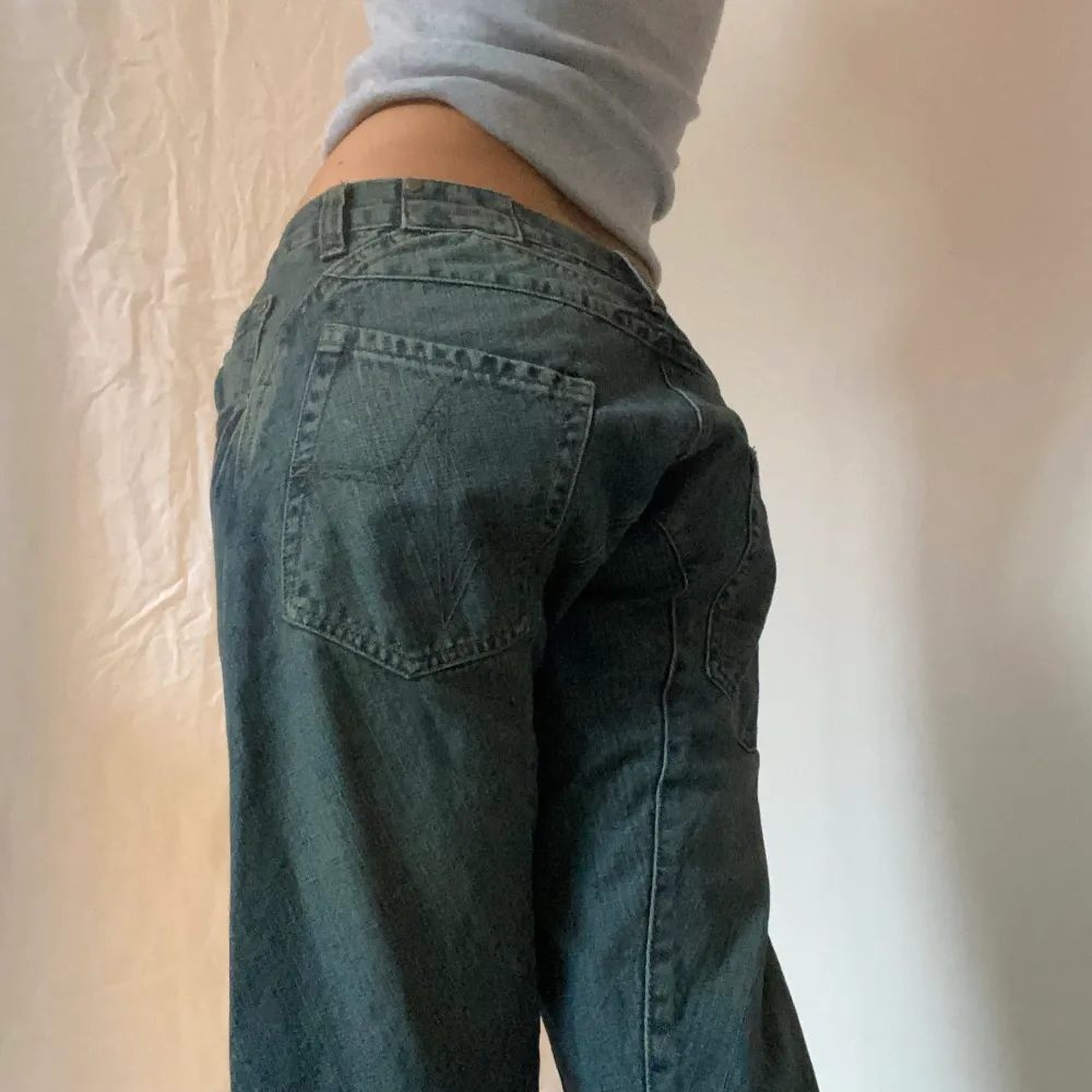 Använd gärna köp nu om du vill köpa/eller skriv till mig privat! Baggy jeans köpta secondhand Uppskattade mått:  Midja: cirka 80 Innerbenslängden: cirka 79. Jeans & Byxor.
