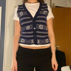 Marinblå väst - Med lite vintrigt mönster! Lite kortare (har lågmidjade byxor på bilden) strl S, säljer för 59kr (eller föreslå pris i kmt/pm). Fraktar spårbart eller möts upp i Sthlm! 💕