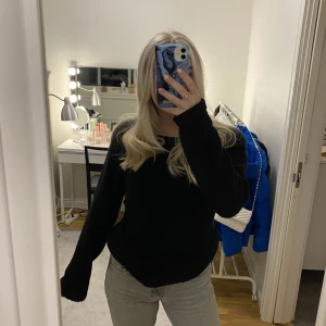 Svart stickad tröja - Svart stickad tröja från Nelly, jätte skön som man knyter bakom ryggen. 