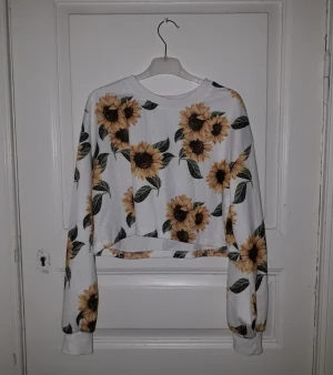 Solros tröja från Shein - Söt magtröja med solrosmönster från Shein. Tunnt matrial