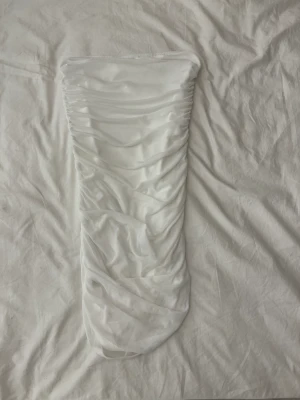 Vit party klänning  - Aldrig haft på mig den. Köpt förra året för 115 SEK