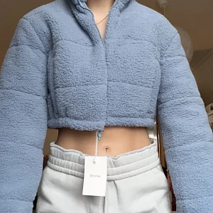 CROPPAD TEDDY JACKA - croppad teddy jacka från bershka med prislappen kvar!💕jag är  171 cm lång & jackan är i M❤️LÅNG I ARMARNA vilket är superskönt!