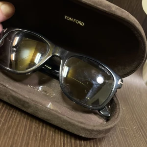 Solglasögon  - Äkta tom ford solglasögon!  Skicket som på bilden.  