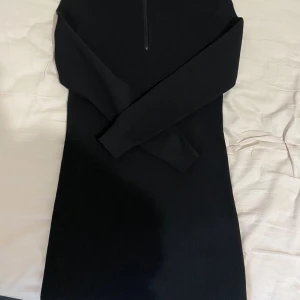 Calvin klein Jeans Dress - Har haft en gång bara!! Supper snyggg men inte så tight, passar mellan 60-70kg