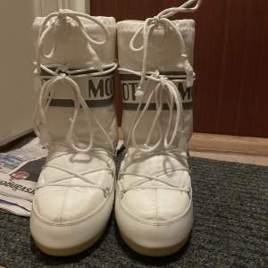 Säljer mina vita moon boots då jag vill köpa ett par svarta istället, inget fel på dem super fina, är storlek 35-38 men passar 39-40!❤️   (Skriv privat för flera bilder)