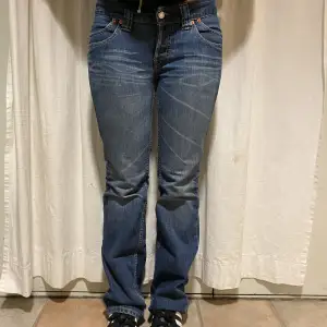 Jättecoola lågmidjade jeans från Levi’s. Jättebraskick! Köpt secondhand. 