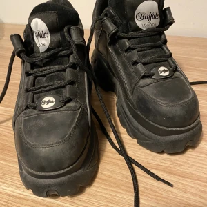Buffalo sneakers - nyskick  - Strlk. 40  Använda fåtal gånger pga fel storlek. 