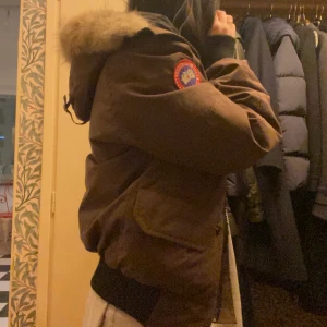 Canada goose  - Äkta Canada Goose jacka, köpt från tradera. Fint skick, endast lite slitningar vid muddarna på armarna! 