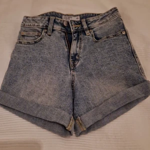 Shorts - Shorts från cubus i nyskick. Hög midja storlek xs. Pris 75 kr.