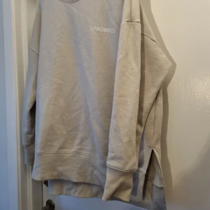 Monki tröja str M - Den är knappt använd så i mycket bra skick. Den sitter skönt och är lite större i storleken. 