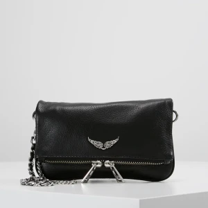 Zadig & Voltaire väska liten - Säljer en superfin väska från Zadig & Voltaire i den lilla modellen. Den är inte använd särkilt mycket men har några slitningar på kedja och lite på lädret . skriv till mig om ni vill ha fler bilder😊 frakten står köparen för