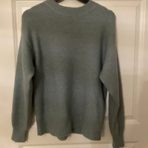 Ljusblå stickat tröja - Jättemysig ljusblå/turkos stickad tröja i väldigt fint skick. Mycket sparsamt använd och inga defekter