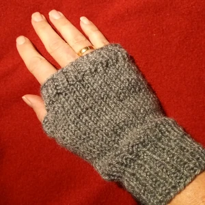 Nya mörkgrå torgvantar stl S-L - VINTERREA! Ett par nya, gråa torgvantar. Jag har stickat dem i ett garn som är varmt och skönt, men inte stickigt. Kan tvättas i 40 grader. Pris  87kr+ frakt som vanligt brev. Totalt 100 kr inkl. frakt. Ord pris 115 kr. Följ mig så ser du nya annonser!