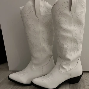Cowboy boots - Säljer dessa då de e ALLDELES för små för mig. Det är i min storlek, men skorna är väldigt små i storleken. Dessa är i storlek 40, så skulle rekommendera skorna till ett par 37/38. Skriv för mer frågor o info💗