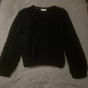 Stickad tröja Kappahl🖤 - Fin stickad, mönster tröja från Kappahl i stl S! Köpt för 199kr säljs för 130kr inkl frakten. Används fåtal gånger och är som ny🖤