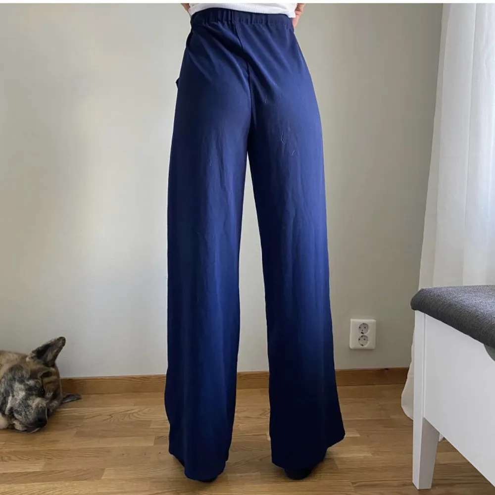 Ett par mörkblå kostymbyxor från Kiomi i strl 34, köpta på Zalando för 449kr☺️ supersnygga på!! Använt en massor men ser helt nya ut, så superbra kvalite och i toppenskick! Eftersom man knyter dom passar dom alla storlekar mellan XS-M skulle jag tro💓. Jeans & Byxor.