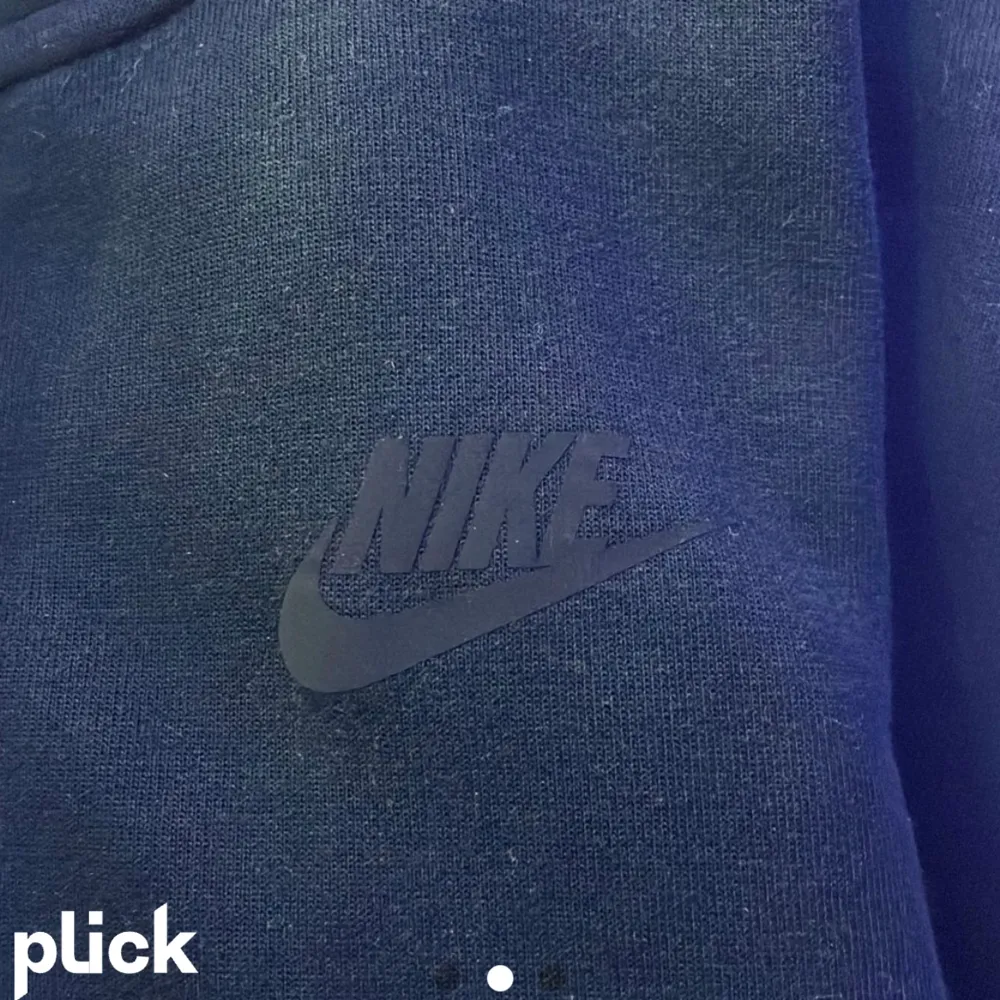 Säljer min Nike tech fleece som jag köpte i Danmark. Nypris 1199kr säljer för 500-700kr + 57 kr frakt (pris kan diskuteras). Säljer pga att jag inte har någon användning för den längre. Storlek S men passar även M. Kom privat för mer bilder & frågor.. Hoodies.