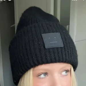 Säljer min acne mössa! - Säljer min snygga svarta acne mössa, inga defekter alls, sparsamt använd och ser väldigt bra ut fortfarande!! Skriv privat för intresse❤️